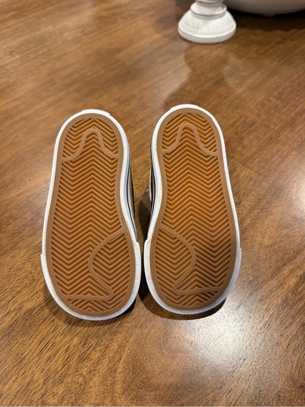 Nike White Kids Sneakers with Black Swoosh and Brown Accent - Picture 5 of 9